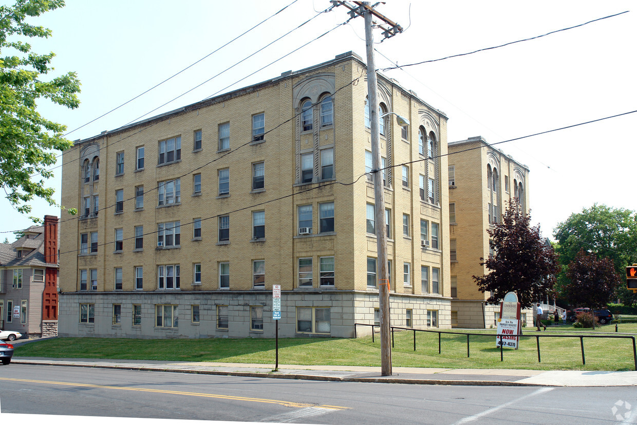 Primary Photo - Commodore Apartments