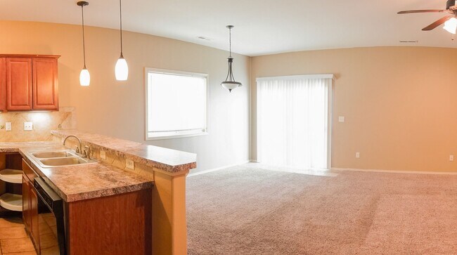 Foto del edificio - 3-Bed Duplex w Garage + Fenced Yard