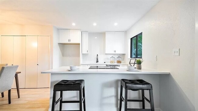 Building Photo - 7302 Hedge Dr