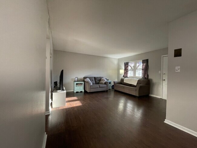 Building Photo - 221 N Clifton Ave
