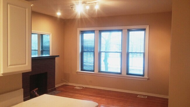 Foto del edificio - 5866 N Ridge Ave