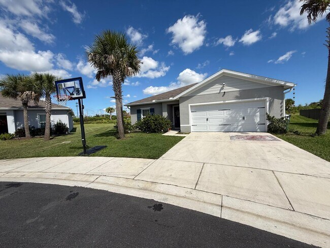 Building Photo - 715 Pomegranate Pl