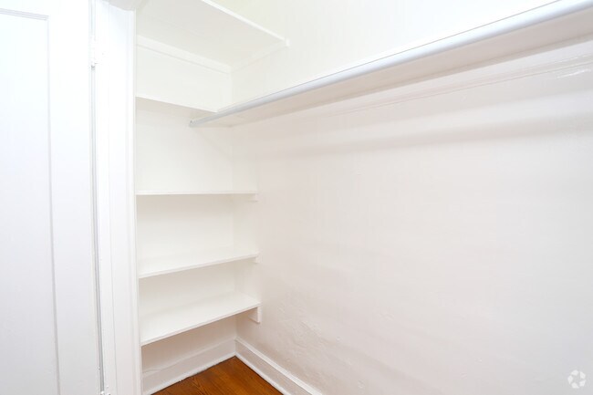 The Vintage At Mesta Park Apartments Oklahoma City Ok 1br 1ba Unit 19 525sf Closet The Vintage At Mesta Park