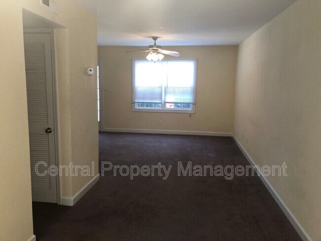 Foto del edificio - 112 Silver Brook Dr