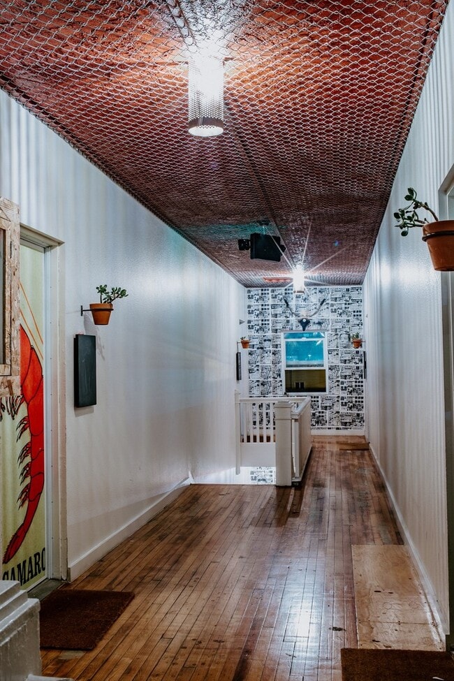 Building Photo - Charming Studio Apartment in Vibrant Barri...
