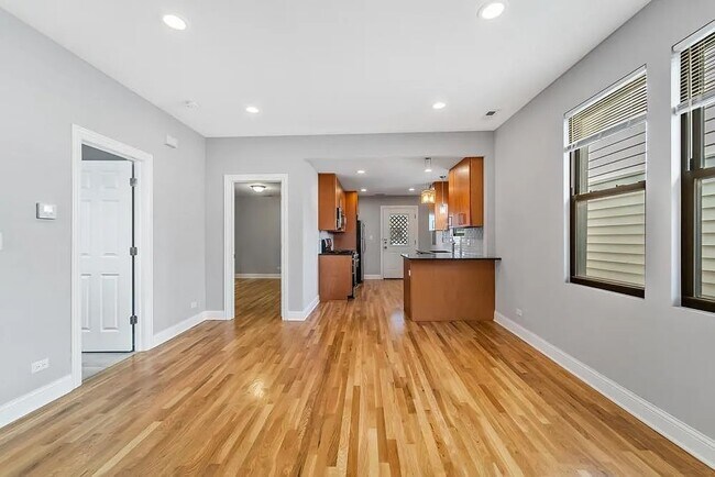 Building Photo - 916 W 18th Pl