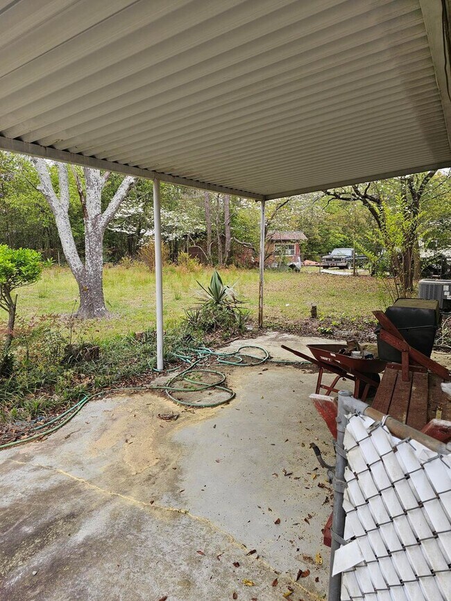 Building Photo - 3 BR/1.5 BA Brick Home