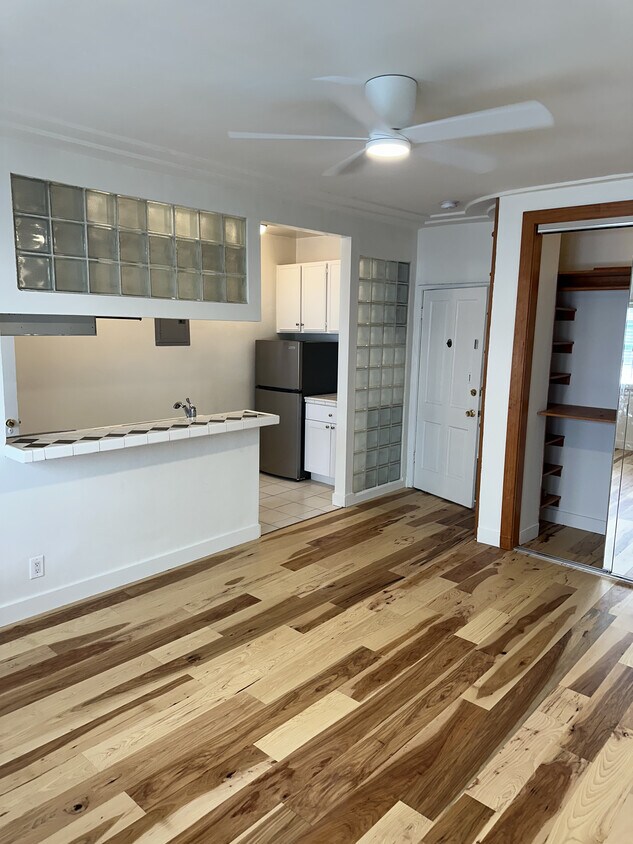 Foto principal - 632 S Cloverdale Ave