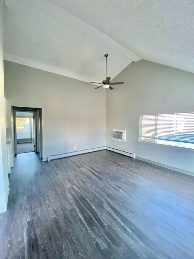 Foto del edificio - Recently Upgraded 2 Bedroom Apt Near Horsetooth!