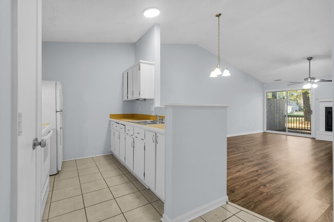 Building Photo - 1611 RaceTrack Rd