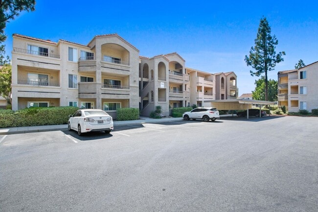 1BR Condo with Private Balcony, Central A/C & Community Amenities in Corona - 1BR Condo with Private Balcony, Central A/C & Community Amenities in Corona