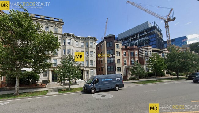 Building Photo - 464 Park Dr