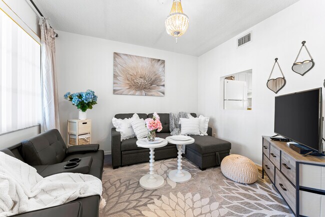 Den - 4457 45th Ave W
