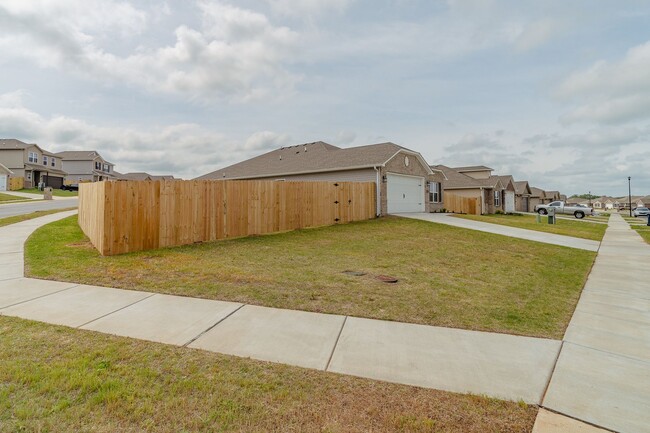 Building Photo - Like New 4-bedroom 2 bath Home in Lowell!!...