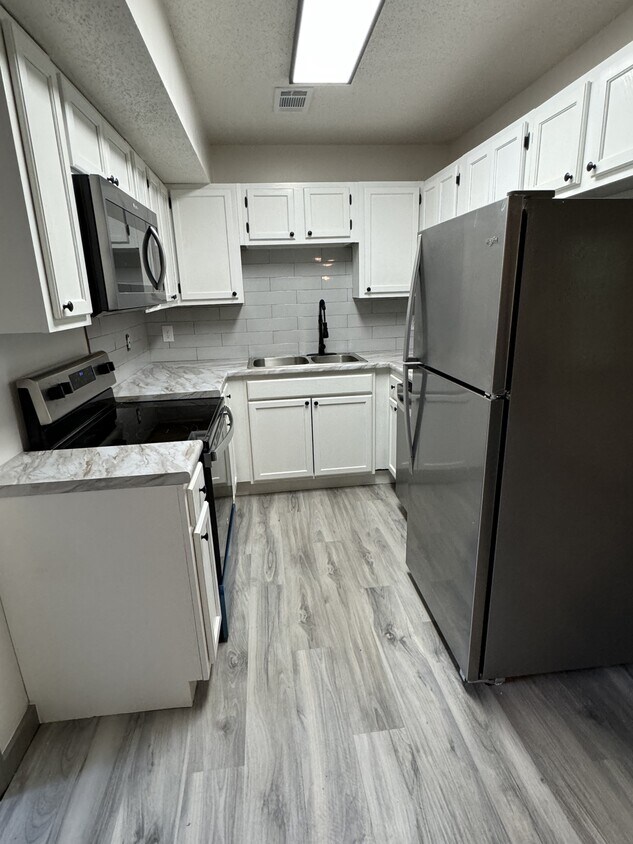 Primary Photo - 203 Hillsboro St
