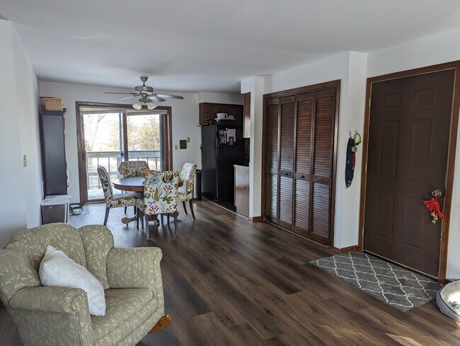 Comedor con puertas correderas que dan al balcón. - 6157 S 42nd St