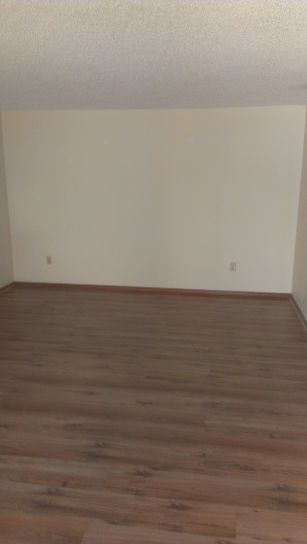 Building Photo - 3 bed, 2 bath with a 2 car garage home in ...