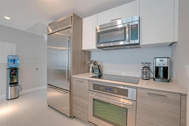 Building Photo - 1300 Brickell Bay Dr