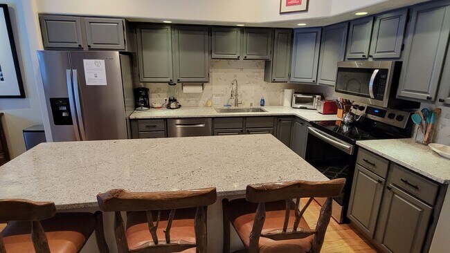 Foto del edificio - 910 Powder Valley Rd