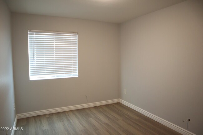 Building Photo - 3424 E Shaw Butte Dr