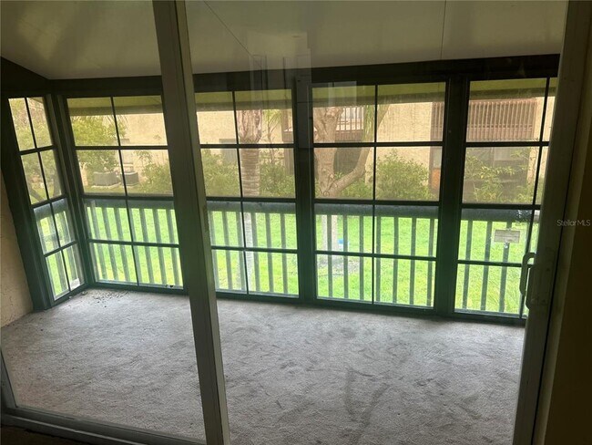 Foto del edificio - 2716 Hidden Lake Blvd