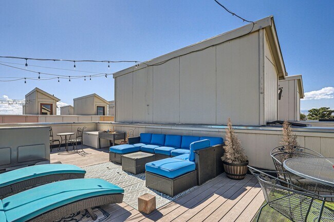 Foto del edificio - Skyline Serenity: 3 BDR with Rooftop Patio