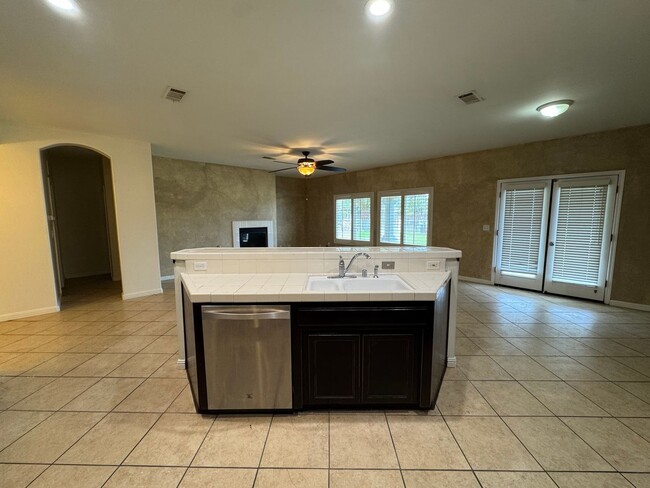 Building Photo - Spacious home with a pool!