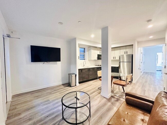 Foto del edificio - Furnished room/NOT APARTMENT