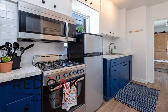 Foto del edificio - Luxurious, Furnished Studio with Private D...