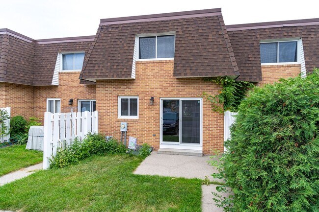 Building Photo - 2 Bedroom Condo in Grand Forks