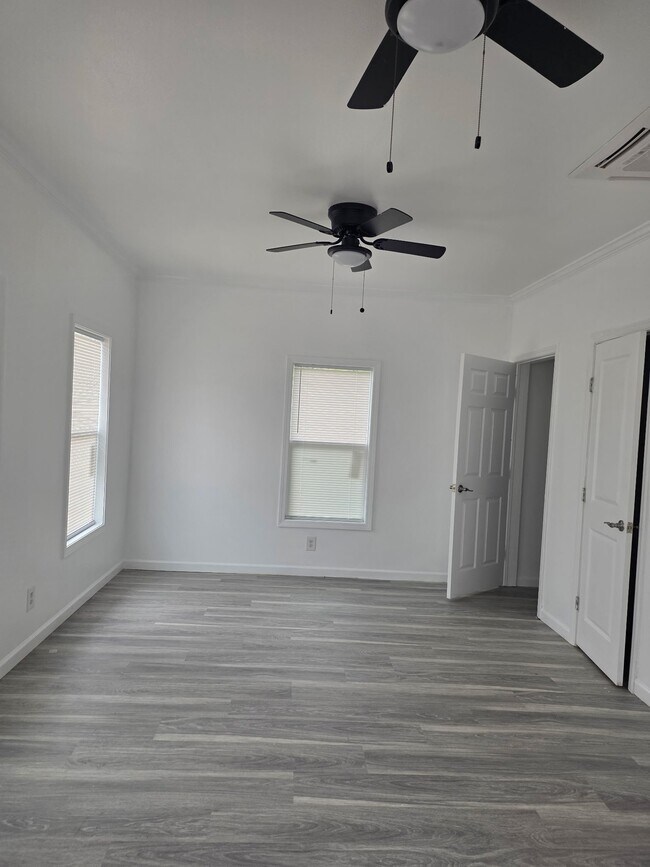 Foto del edificio - 1844 Line Ave