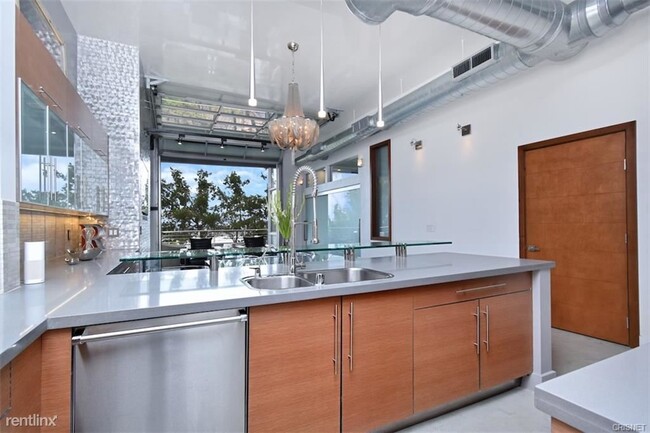 Building Photo - 1152 N La Cienega Blvd