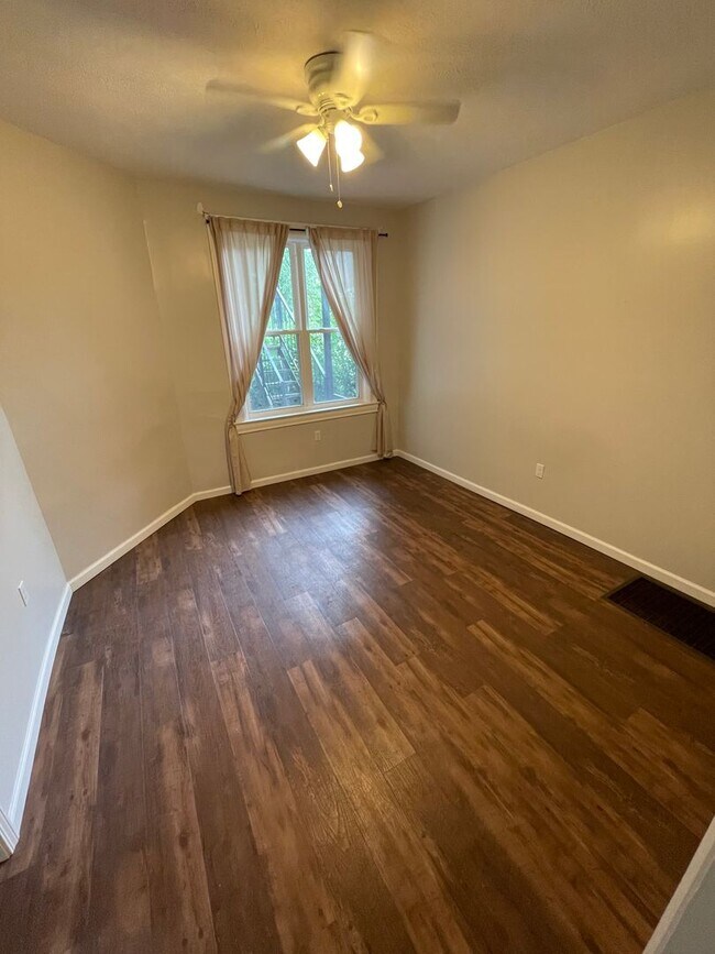 Building Photo - 147 Meade Ave - (06120)
