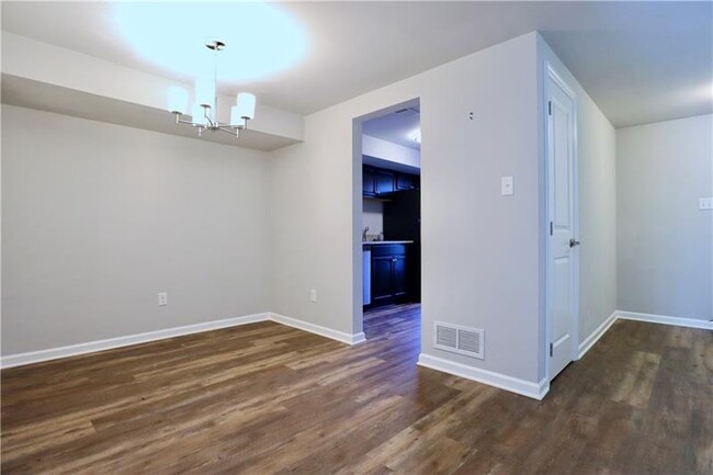 Building Photo - 603 Carriage Hill