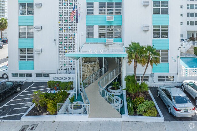 Entrada - Birch Square Condos