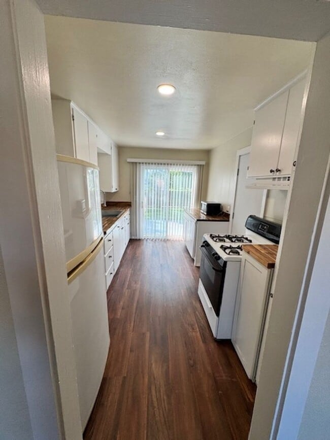 Building Photo - Recently Remodeled Home