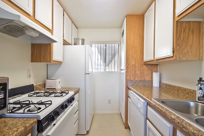 Kitchen - Rayen Street Townhomes