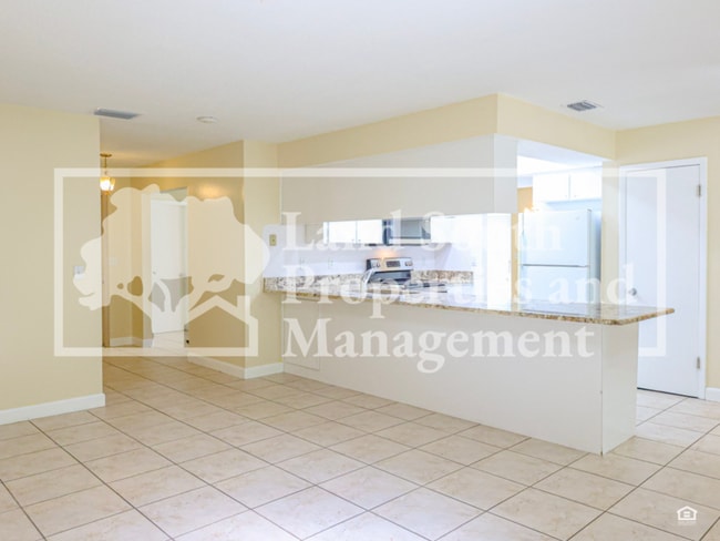 Building Photo - 631 Queens Loop N