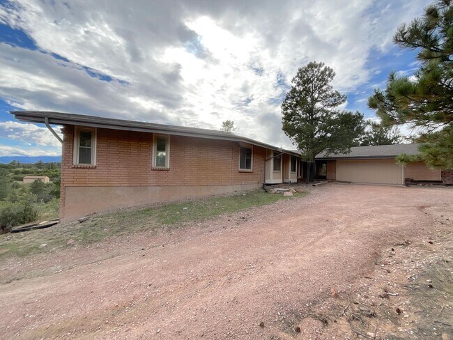Building Photo - 5 Bedroom Home, 4.61 Acres, Available Near...