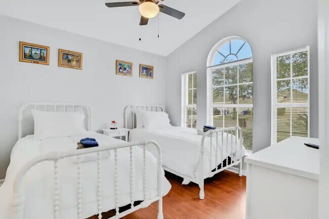 Building Photo - 4775 Cumbrian Lakes Dr