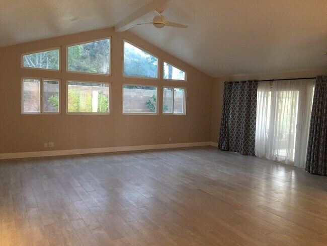 Foto del edificio - Single Story 3 Bedroom 2.5 Bath Home,