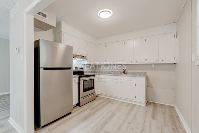 Building Photo - REDUCED!