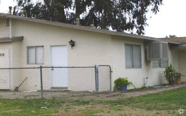 Foto del edificio - 41850--41864 Acacia Ave