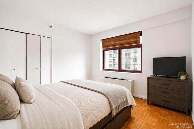 Foto del edificio - 4-74 48th Avenue Unit 4-V