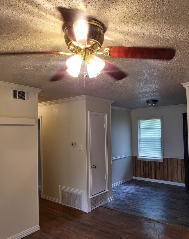 Building Photo - 244 River Oaks Cir
