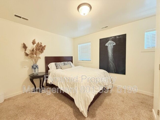Building Photo - 247 S 700 W