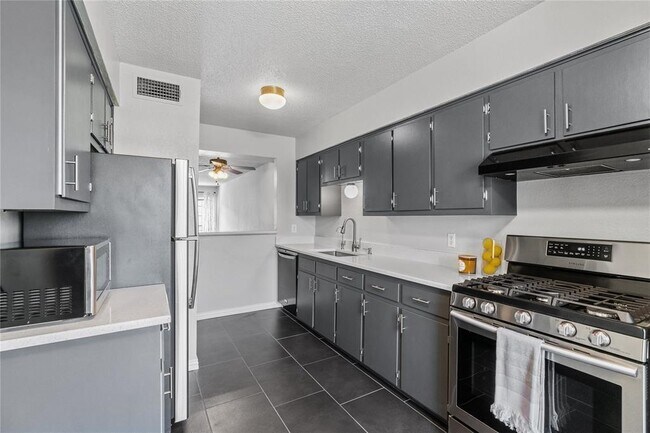 Foto del edificio - 2425 Ashdale Dr