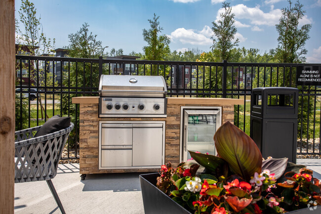 Outdoor Pool & Patio - Hamilton Woods