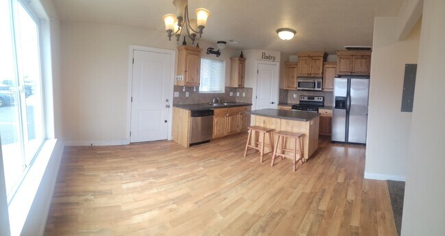 Foto del edificio - 3 bed, 1.5 bath End Unit in The Meadows To...