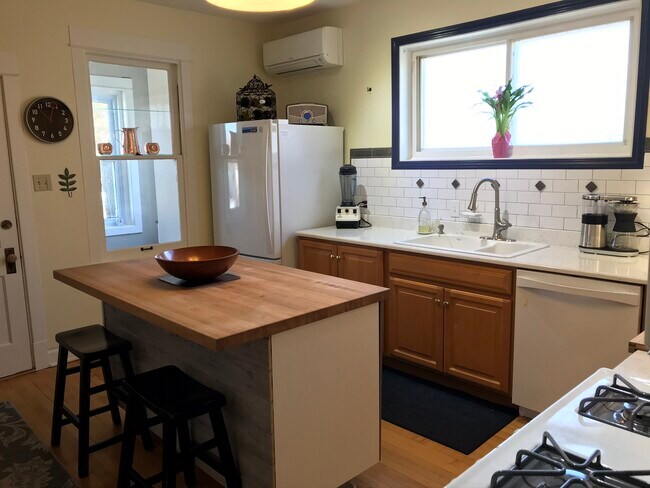 Gran cantidad de espacio de encimera y la isla con asientos - 14 Northgate Rd